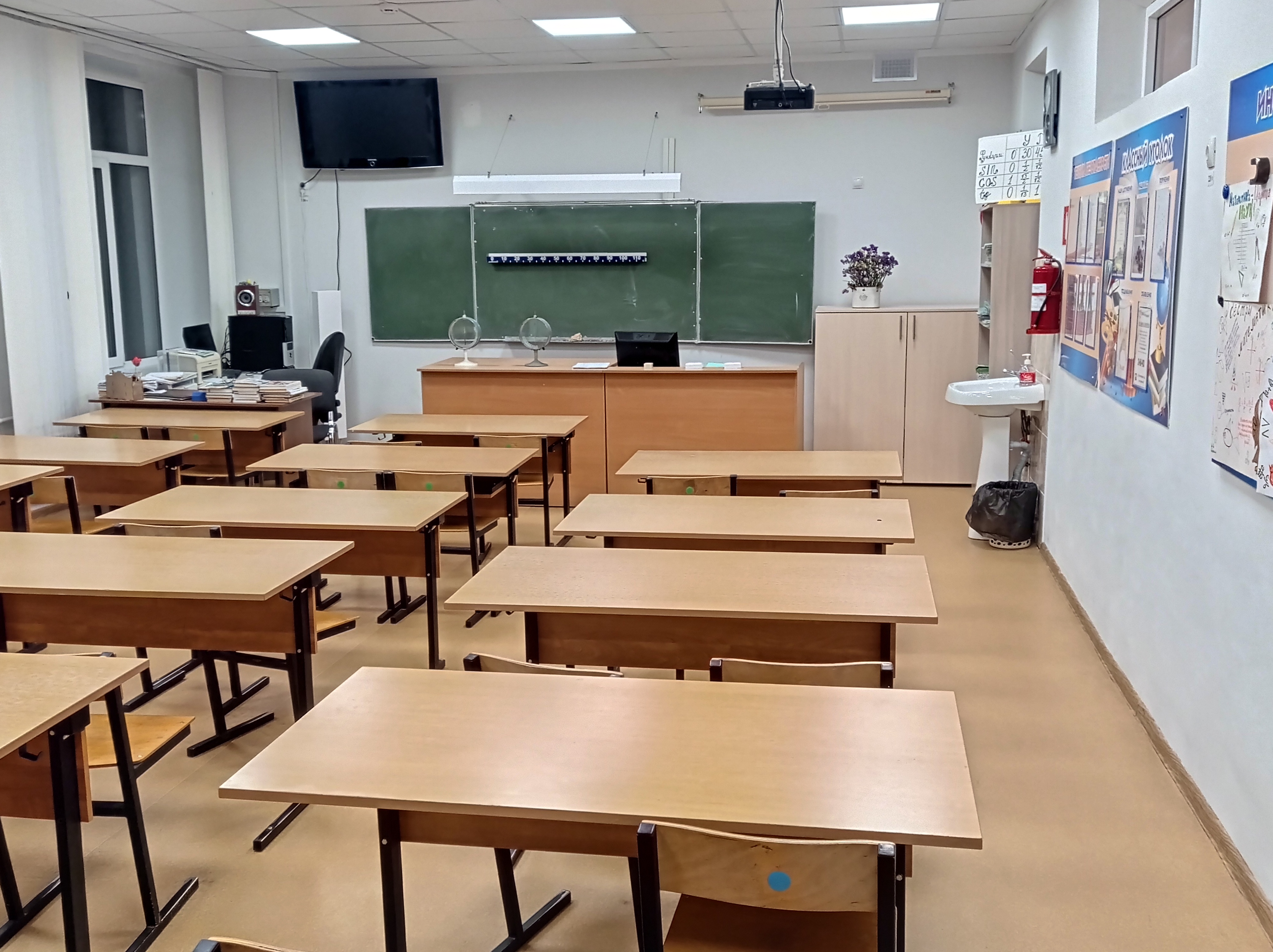 Изображения кабинета физики.