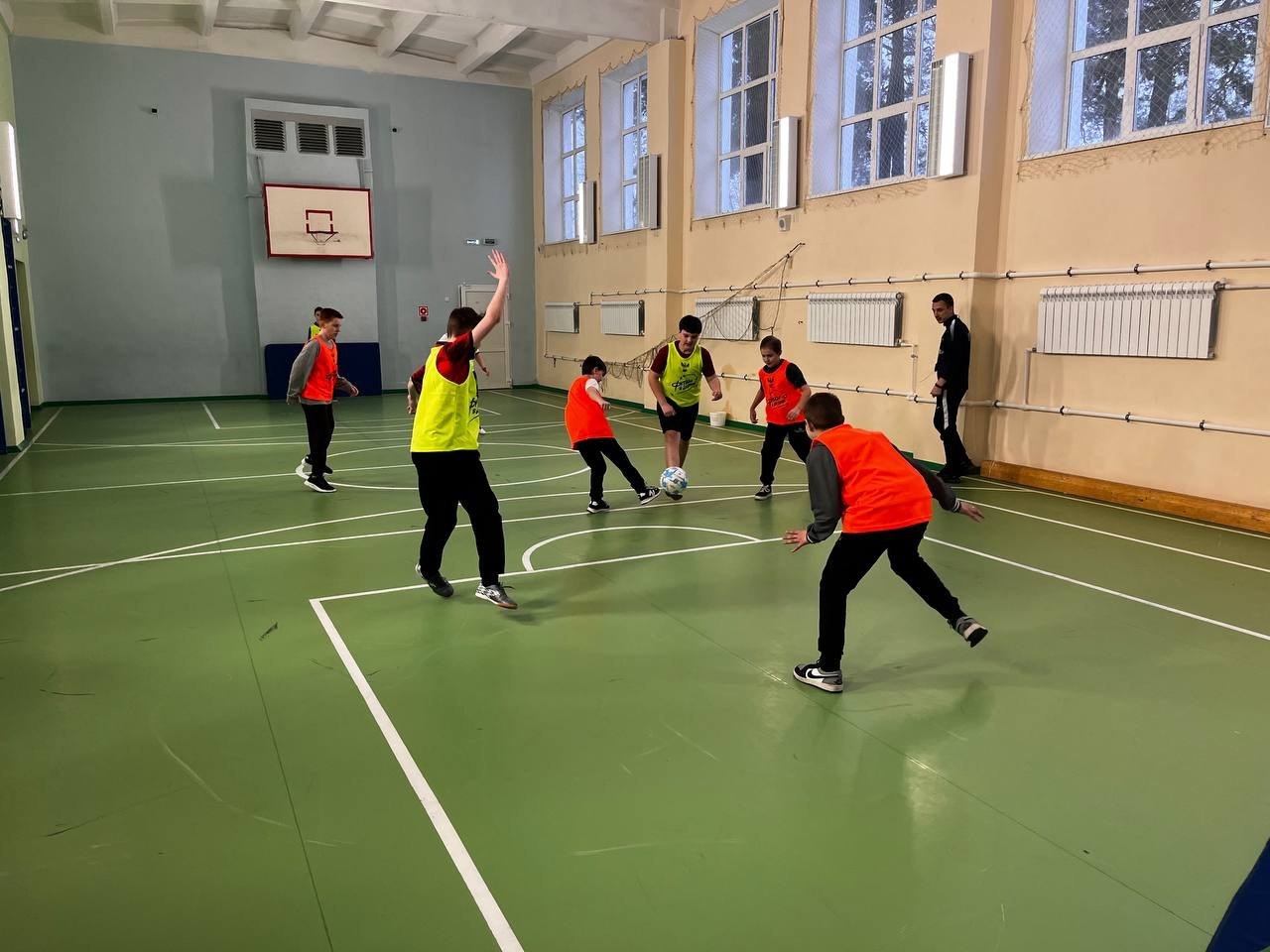 Изображение спорт и физкультура в школе.